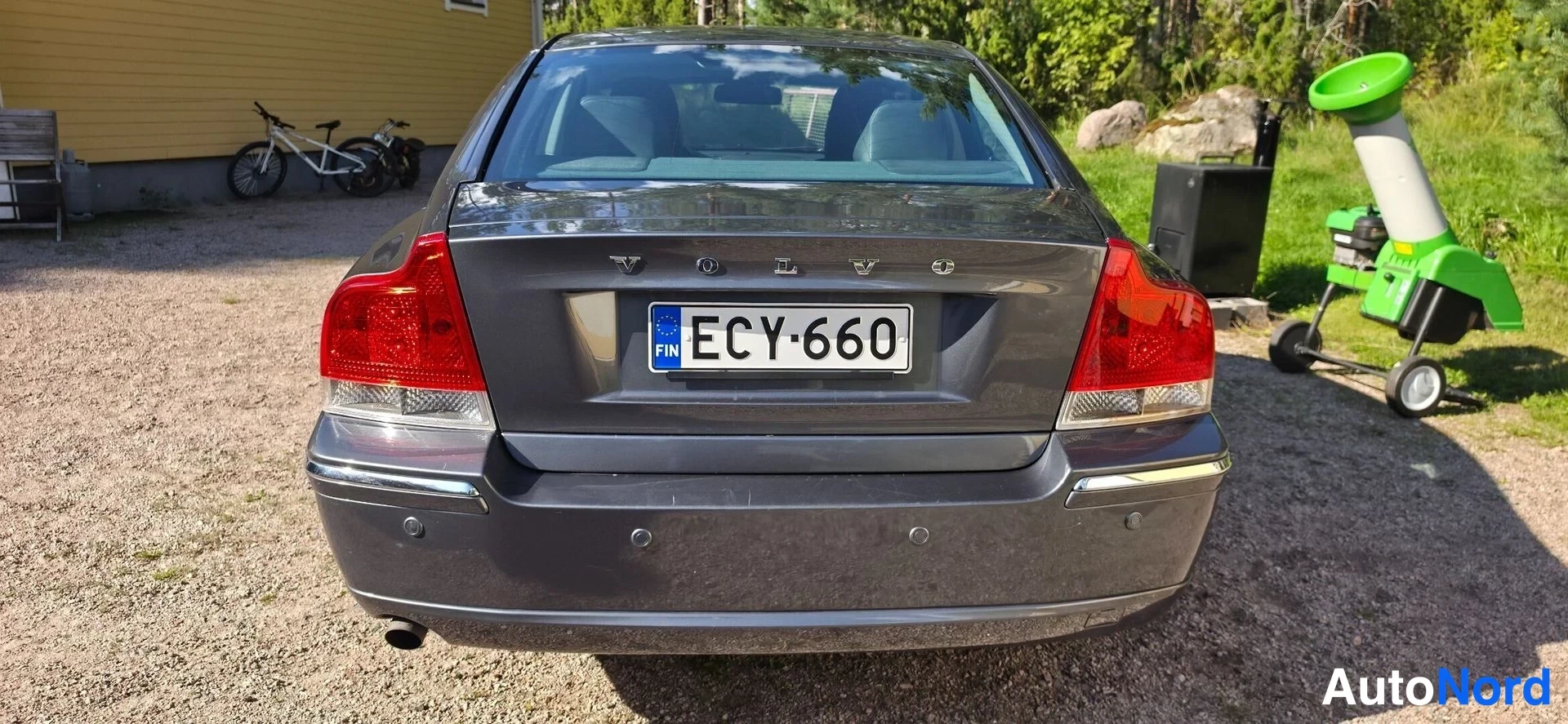 Takaa: Volvo S60:n takanäkymä, rekisterikilpi, VOLVO-kirjaimet kannen luukussa, punaiset takavalot.