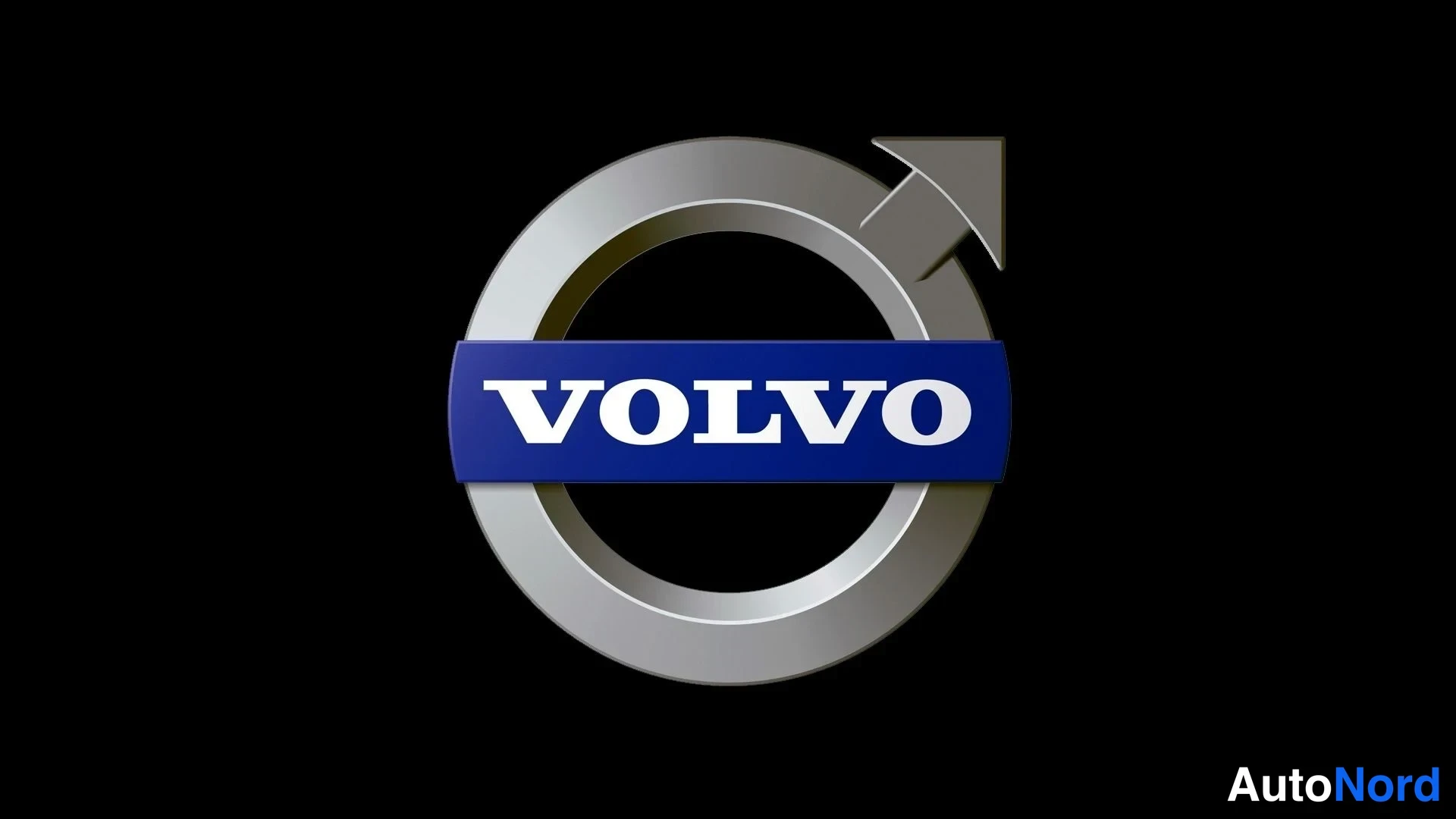 Muu: Volvo-logo mustalla taustalla: hopeinen ympyrä nuolella ja sininen vaihtoehto tekstillä VOLVO.