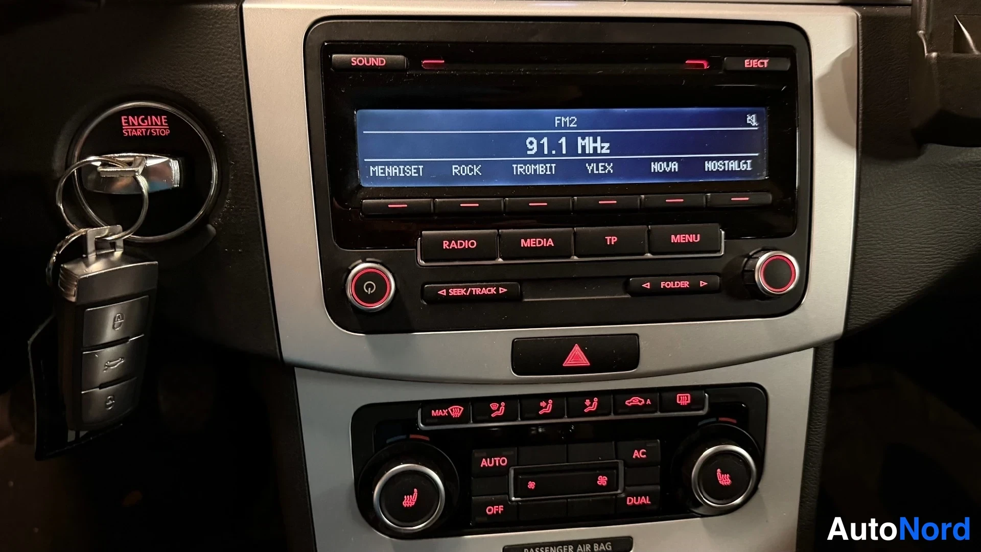 Muu: Keskikäyttö: radio näytöllä 'FM2 91,1 MHz' ja esiasetuksilla, avain ENGINE START/STOP -lukossa ja automaattinen ilmastointi AUTO/AC/DUAL-napeilla.