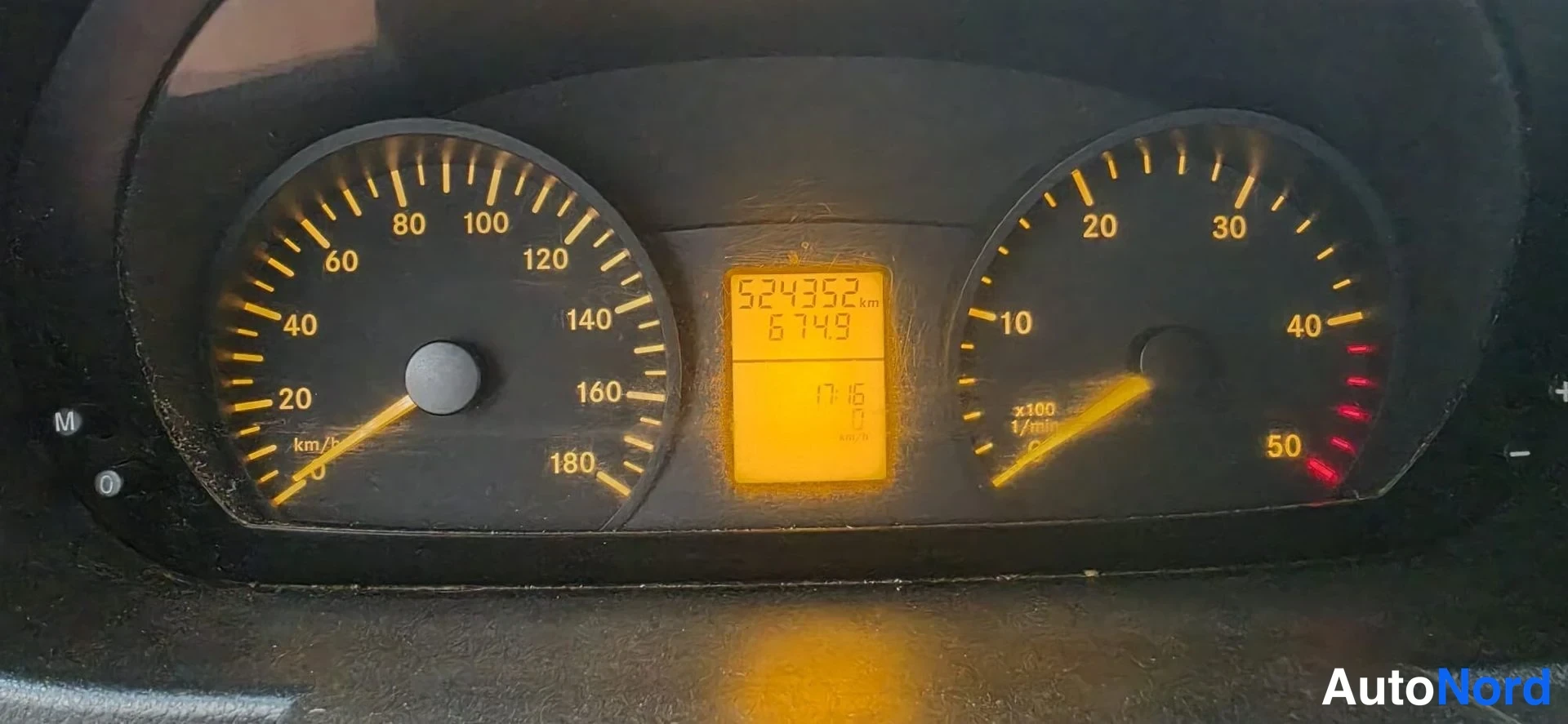 Muu: Mercedes-Benzin mittaristo: nopeusmittari ja kierrosmittari, digitaalinäytössä lukema 524352 km ja 6749.