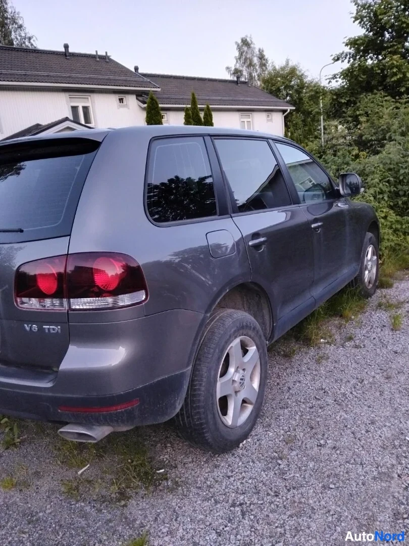 Takaviisto: VW Touareg, harmaa