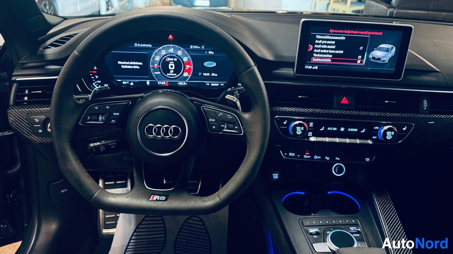 Sivulta: Audi RS:n ohjaamo: RS-ohjaustehostin, digitaalinen mittaristo ja keskinäyttö.