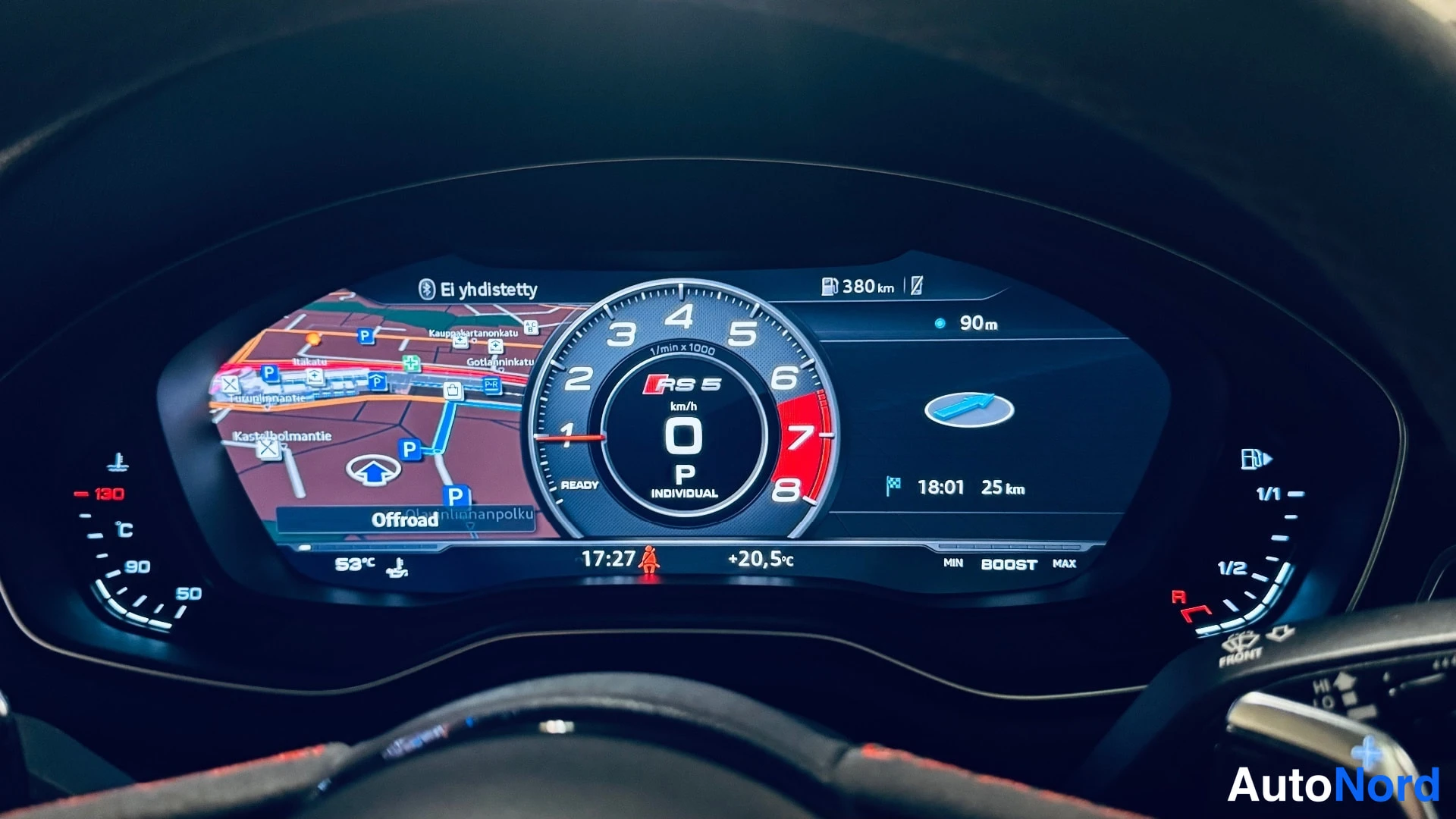 Sivulta: Audi RS 5:n digitaalinen mittaristo näyttää navigointikarttaa ja 0 km/t.