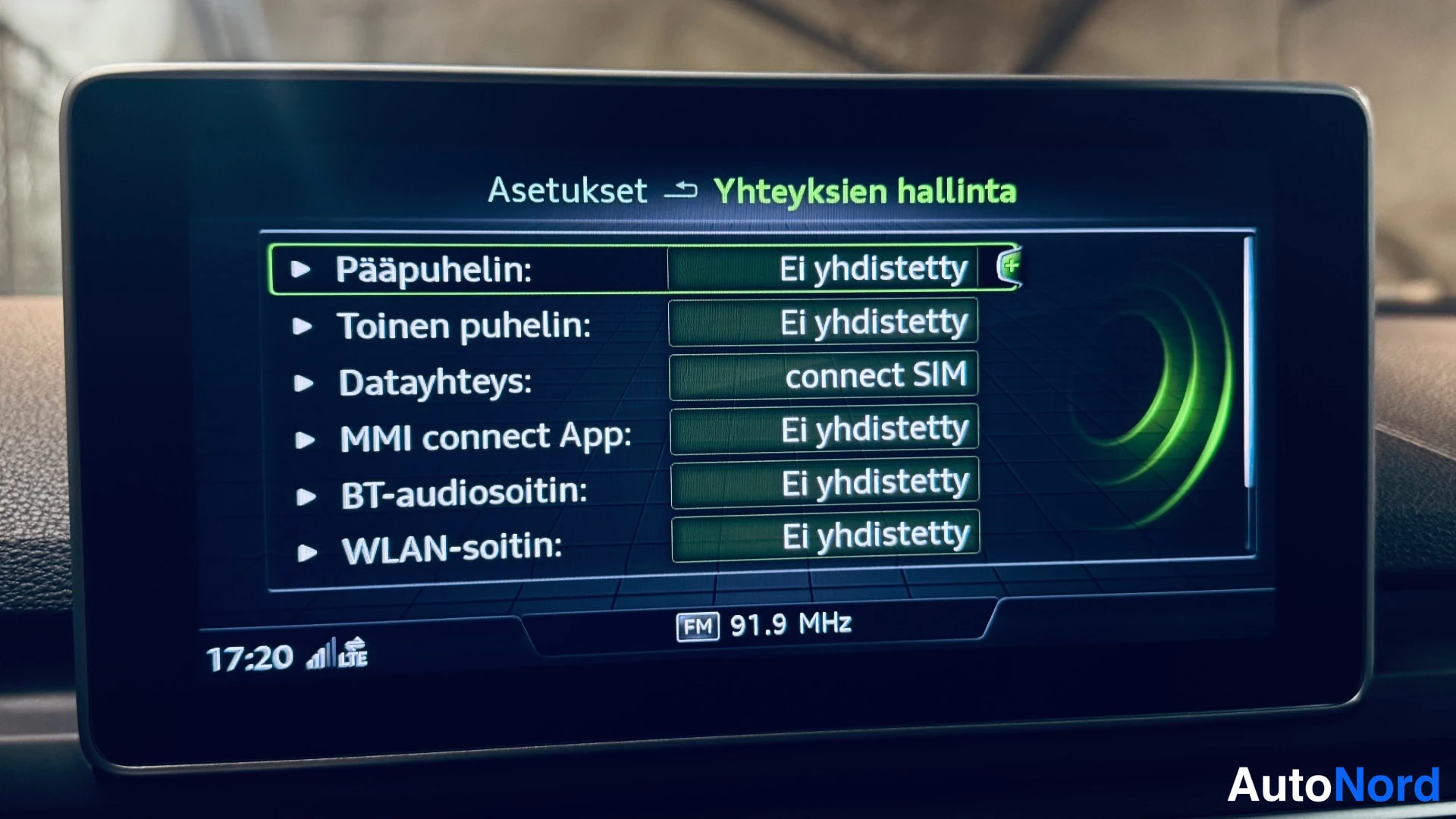 Muu: Yhteyksien hallinta -ikkuna: puhelin, BT-audio, WLAN ja MMI connect App ovat Ei yhdistetty -tilassa, datayhteytenä connect SIM.