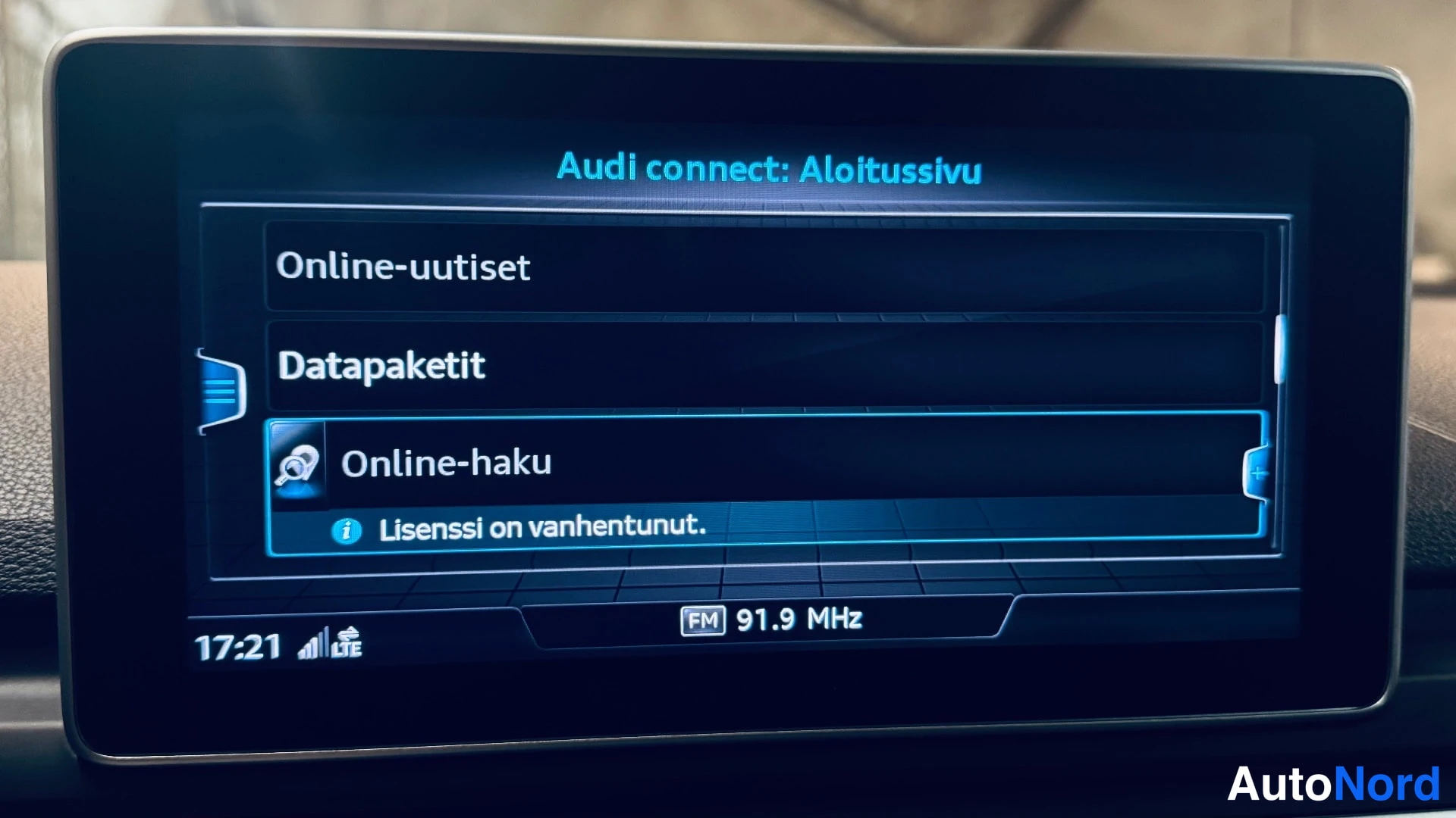 Muu: Audi connect -aloitusnäyttö: Online-uutiset, Datapaketit ja Online-haku valittuna, huomautuksella Lisenssi on vanhentunut.