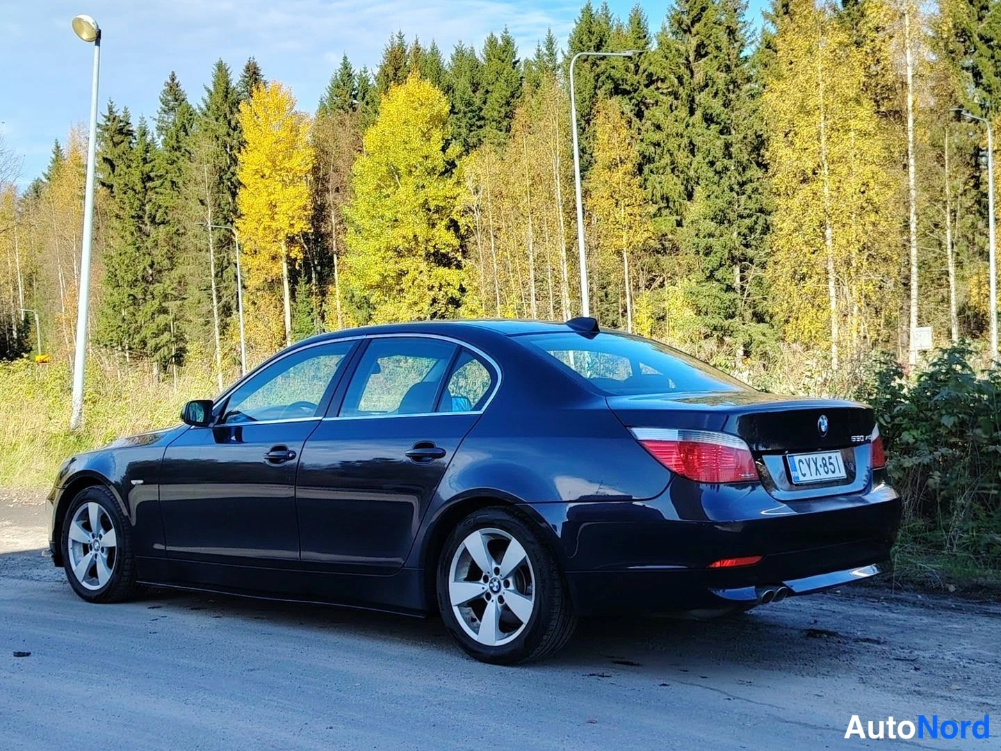 Takaviisto: Auton takaosa kolmannesnäkymässä oikealta, rekisterikilpi.