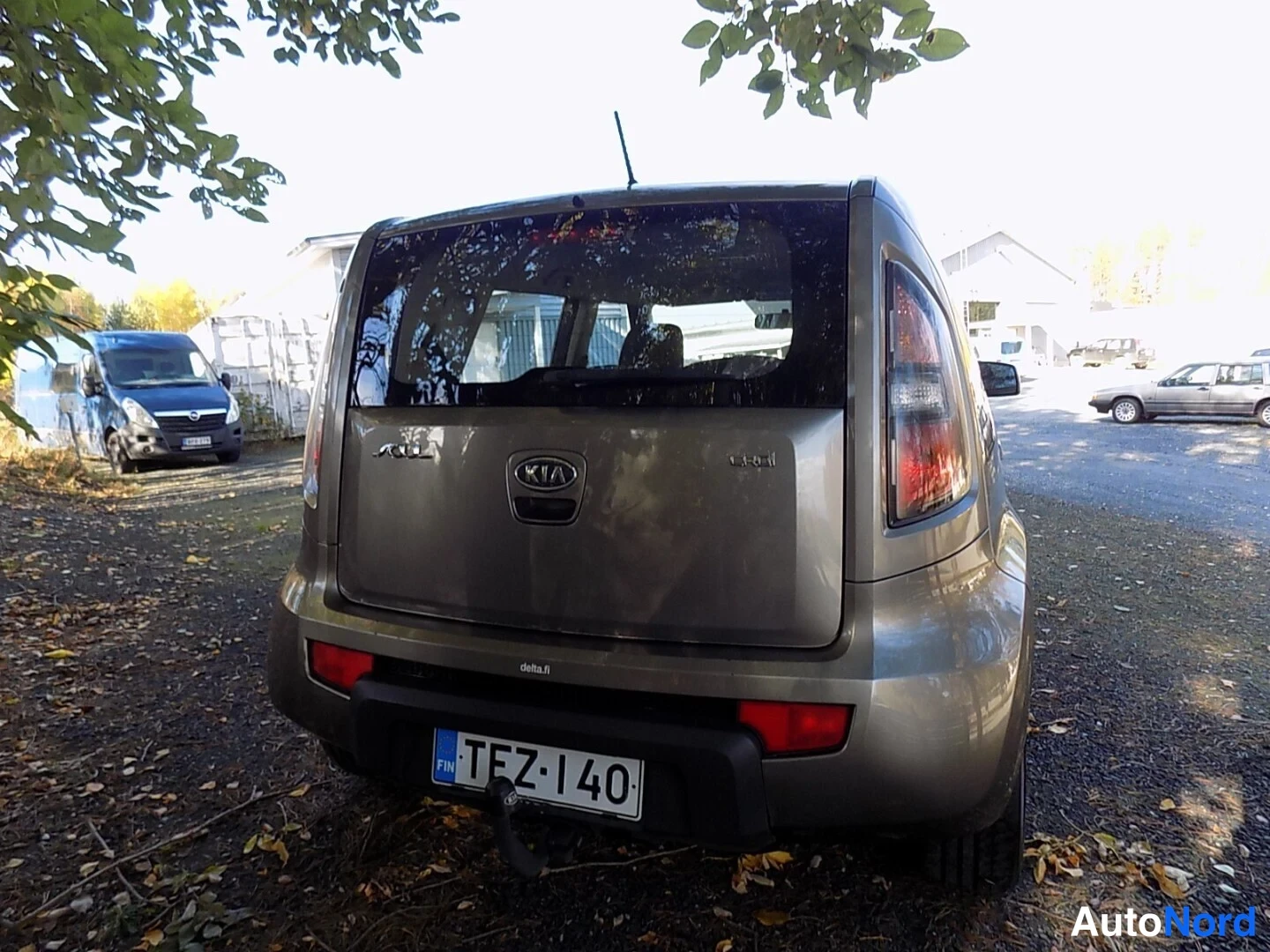 Takaa: Kia Soul -henkilöauto suoraan takaa kuvattuna, rekisterikilpi ja takavilkut näkyvissä.