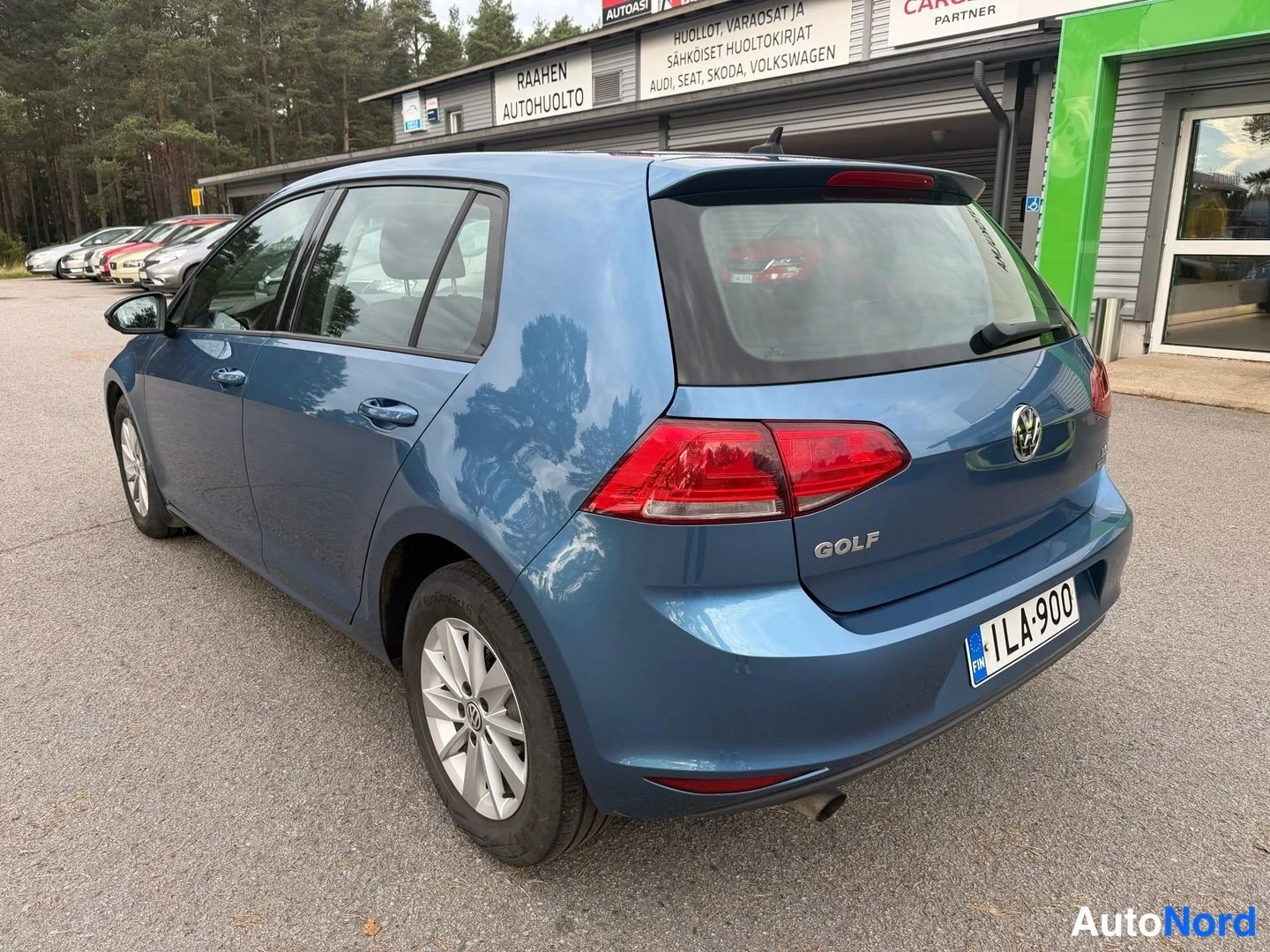 Takaviisto: Sininen Volkswagen Golf takapuoleta, takavalot ja GOLF-teksti näkyvissä.