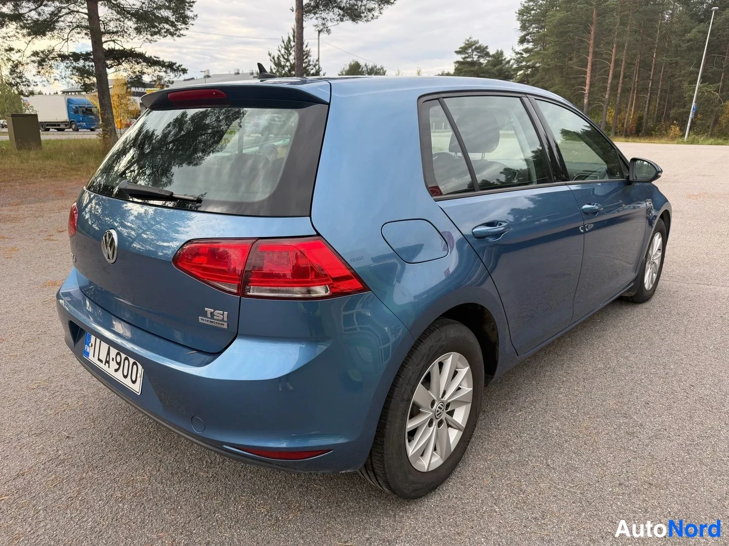 Takaviisto: Sininen Volkswagen Golf takapuoleta, takaluukussa TSI-tunnus ja rekisterikilpi.