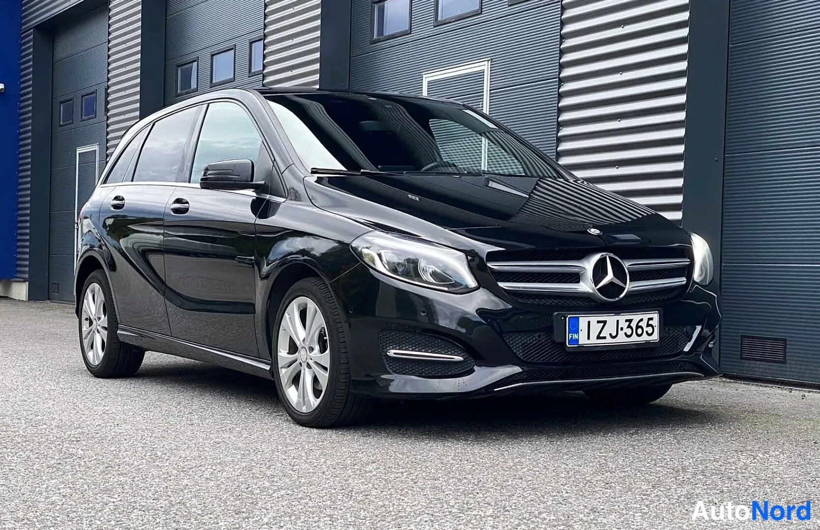 Etuviisto, nokka oikealle: Musta Mercedes-Benz B-sarjan auto kolmesivukulmassa edestä oikealta, rekisterikilpi.
