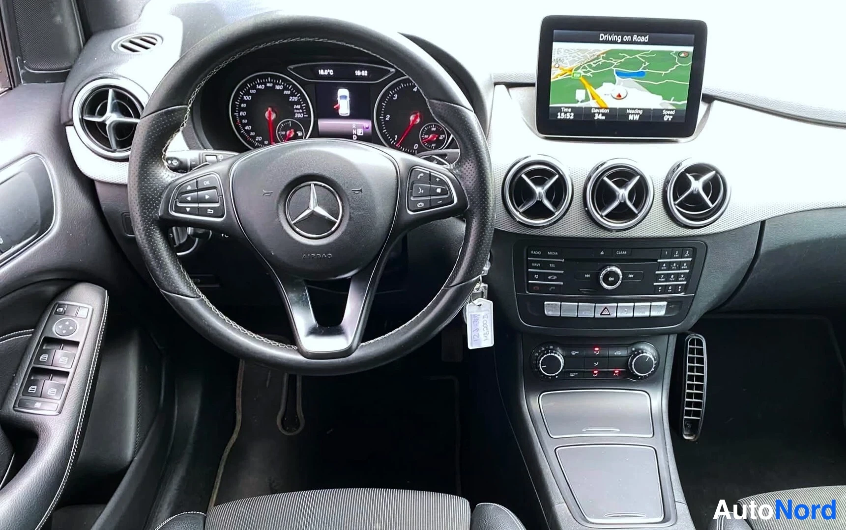 Yksityiskohta: Mercedes-pyhörä, navigaattori kartalla ja ilmastointilaitteet.