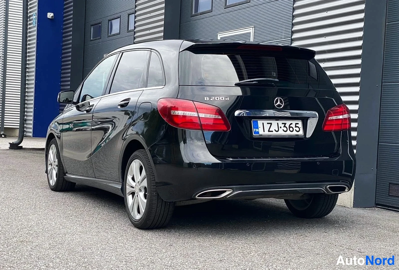 Takaviisto: Musta Mercedes-Benz B-sarjan auto kolmesivukulmassa takaa vasemmalta, takaosassa B 200 d -merkintä, rekisterikilpi.