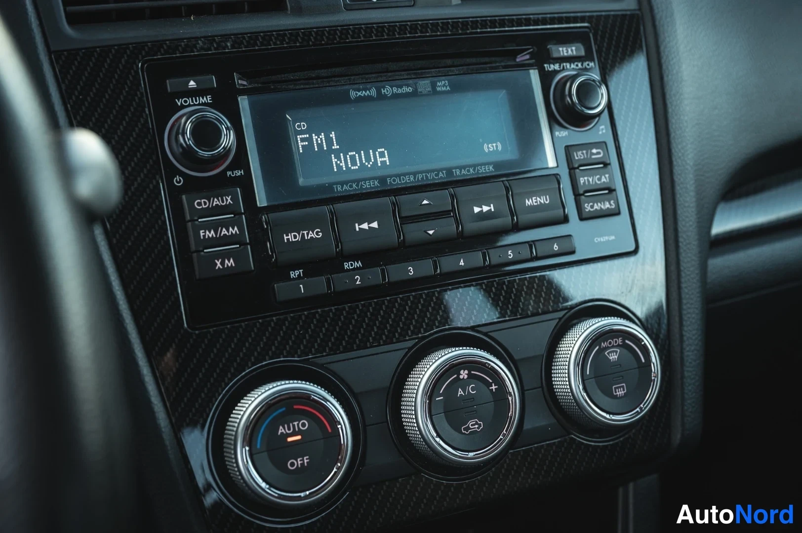 Muu: Radio- ja ilmastointipaneeli, jossa automaattinen ilmastointi ja CD-soitin