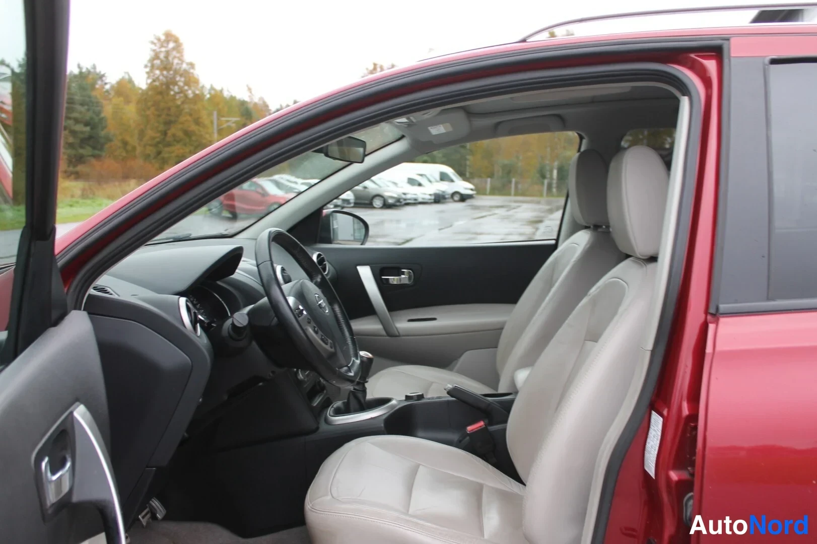 Yksityiskohta: Nissan Qashqain etuistuimet ja ohjaamo avoimesta vasemmasta etuovesta.