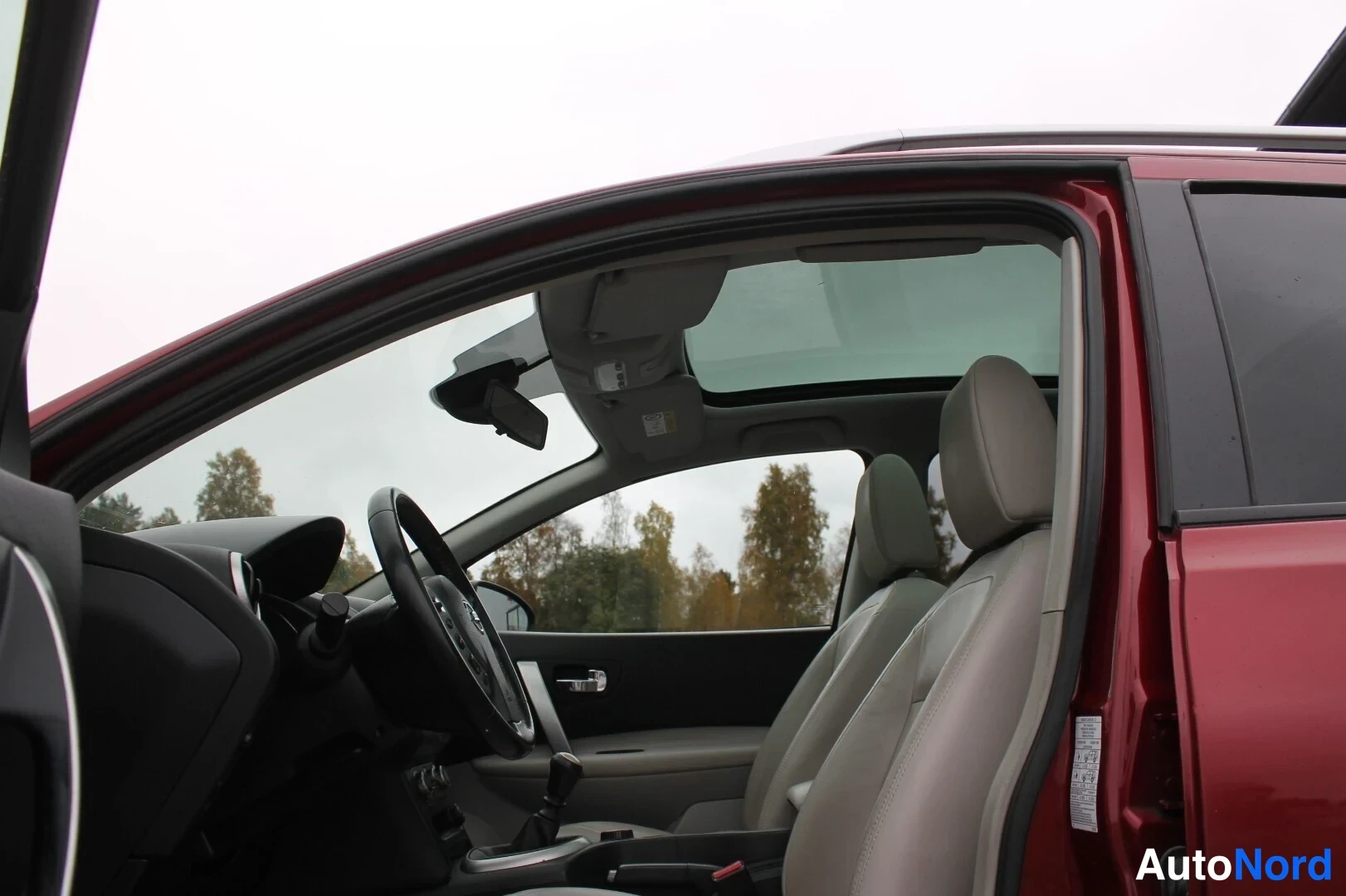 Muu: Avattu kuljettajan ovi, sisätila: tumma ohjaamo, beige nahkaiset etuistuimet, ohjauspyörä ja käsivaihteet; lasikatto(Glass roof visible over front seats)