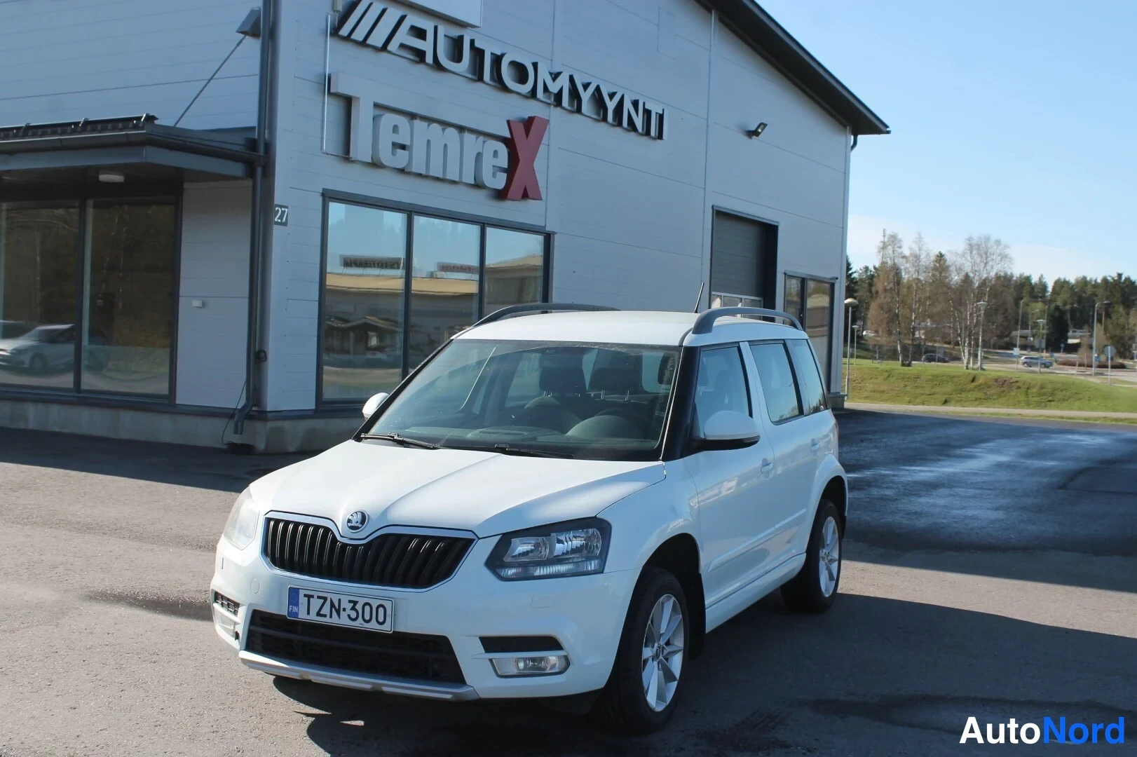 Etuviisto, nokka oikealle: Skoda Yeti etukulmasta oikealta, valkoinen, rekisteritunnus.