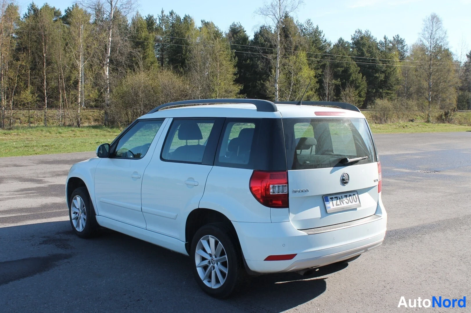 Takaviisto: Skoda Yeti takakulmasta vasemmalta, valkoinen kori, rekisteritunnus.
