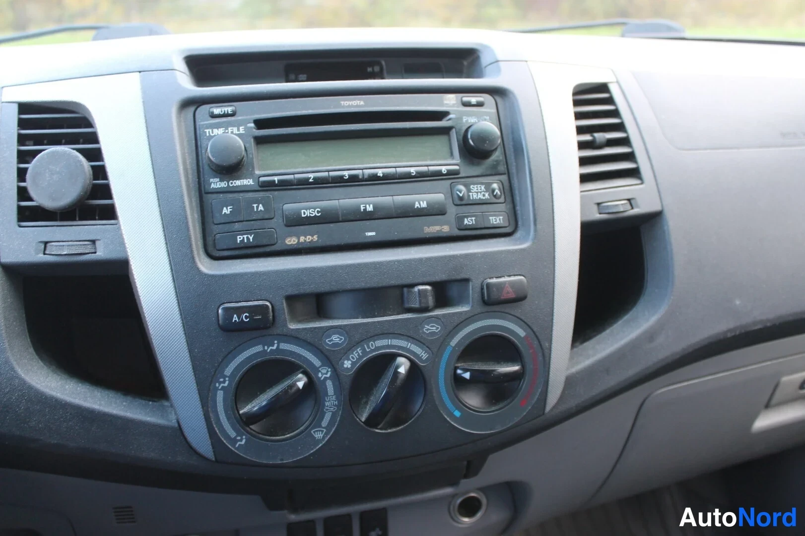 Muu: Kojelaudan keskusyksikkö: Toyota-merkintäinen radiokasettisoitin CD-toiminnolla ja manuaalisesti säädettävät kolme ilmastointilaitteen säädintä.