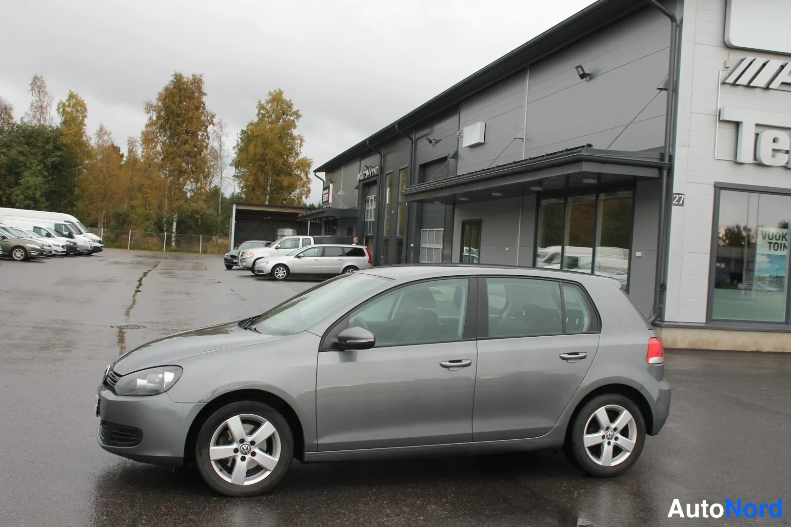 Sivulta: Harmaa Volkswagen Golf sivukulmasta, keula hieman kuvassa vasemmalla.