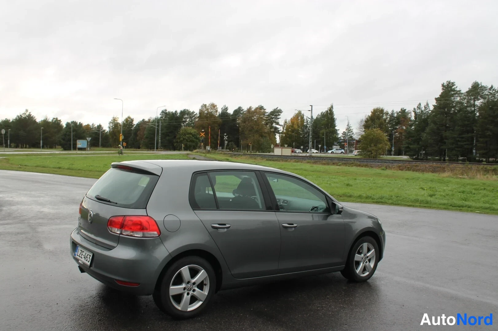 Takaviisto: Harmaa Volkswagen Golf viistoperä takaa sivulta, rekisterikilpi näkyvissä.