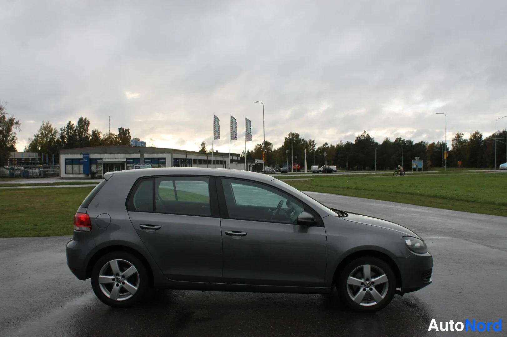 Etuviisto, nokka oikealle: Harmaan Volkswagen Golf -henkilöauton kylki ja etuosan sivuprofiili, viisiovinen.