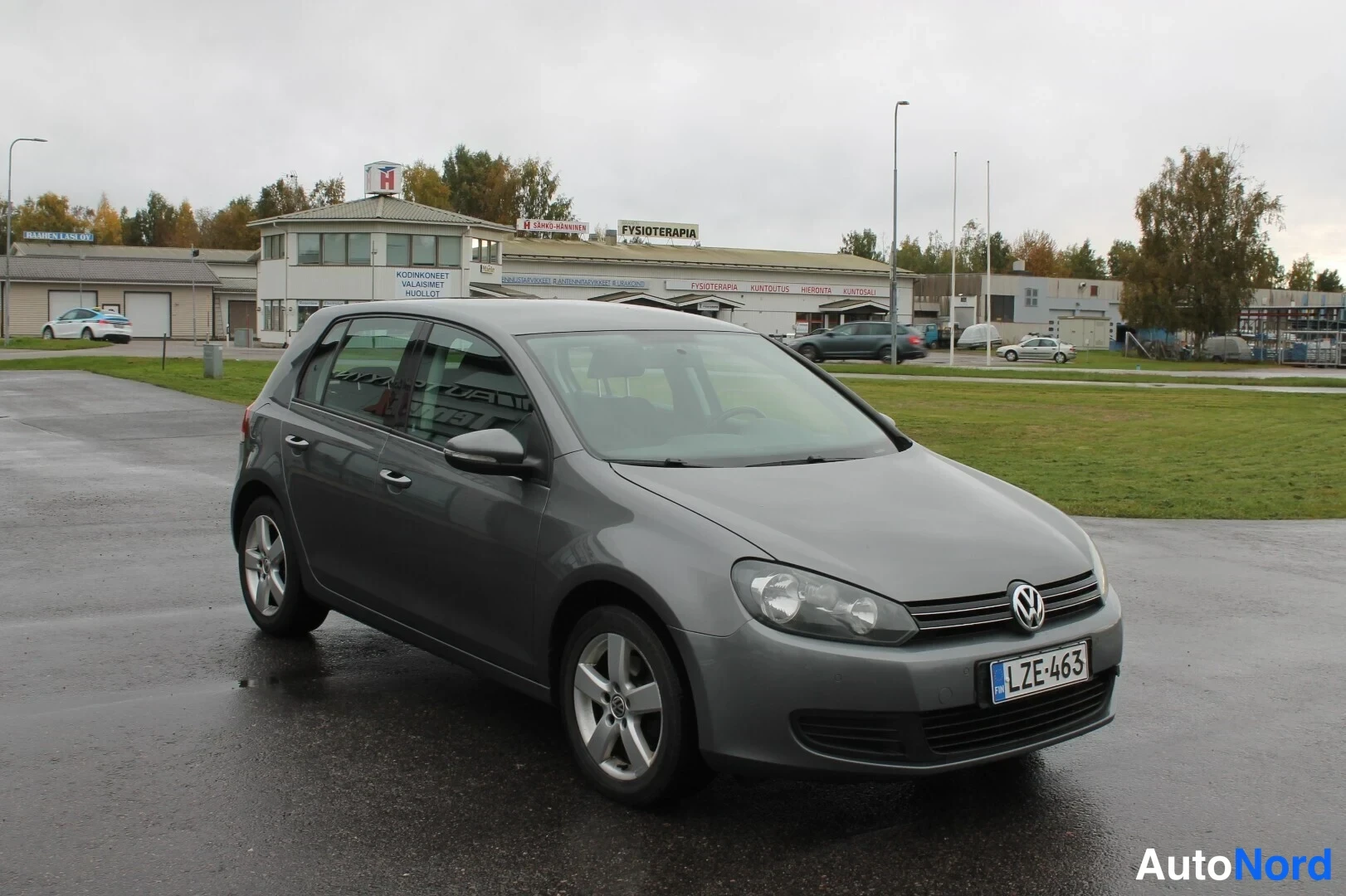 Etuviisto, nokka oikealle: Harmaan Volkswagen Golf -henkilöauton etunäkymä, etumoottorit, rekisterikilpi.