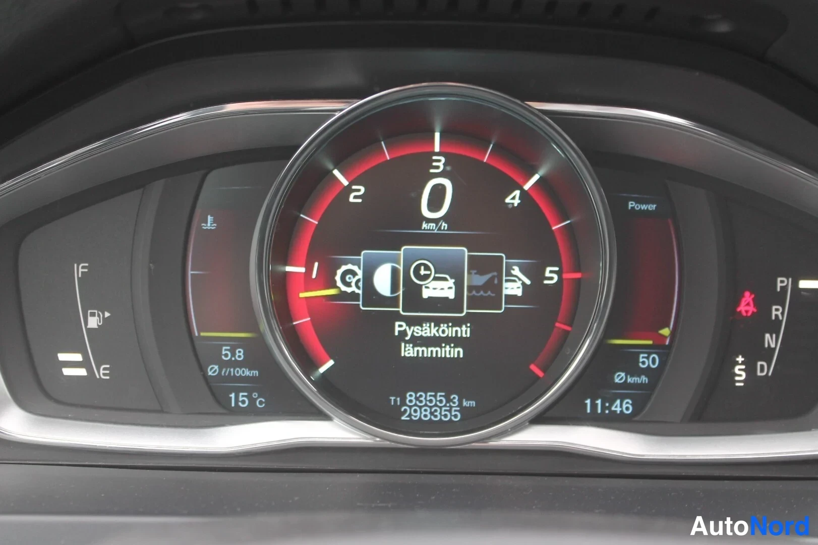 Muu: Mittaristö näyttää 298 355 km mittarilukeman ja tekstistä Pysäköintilämmitin.
