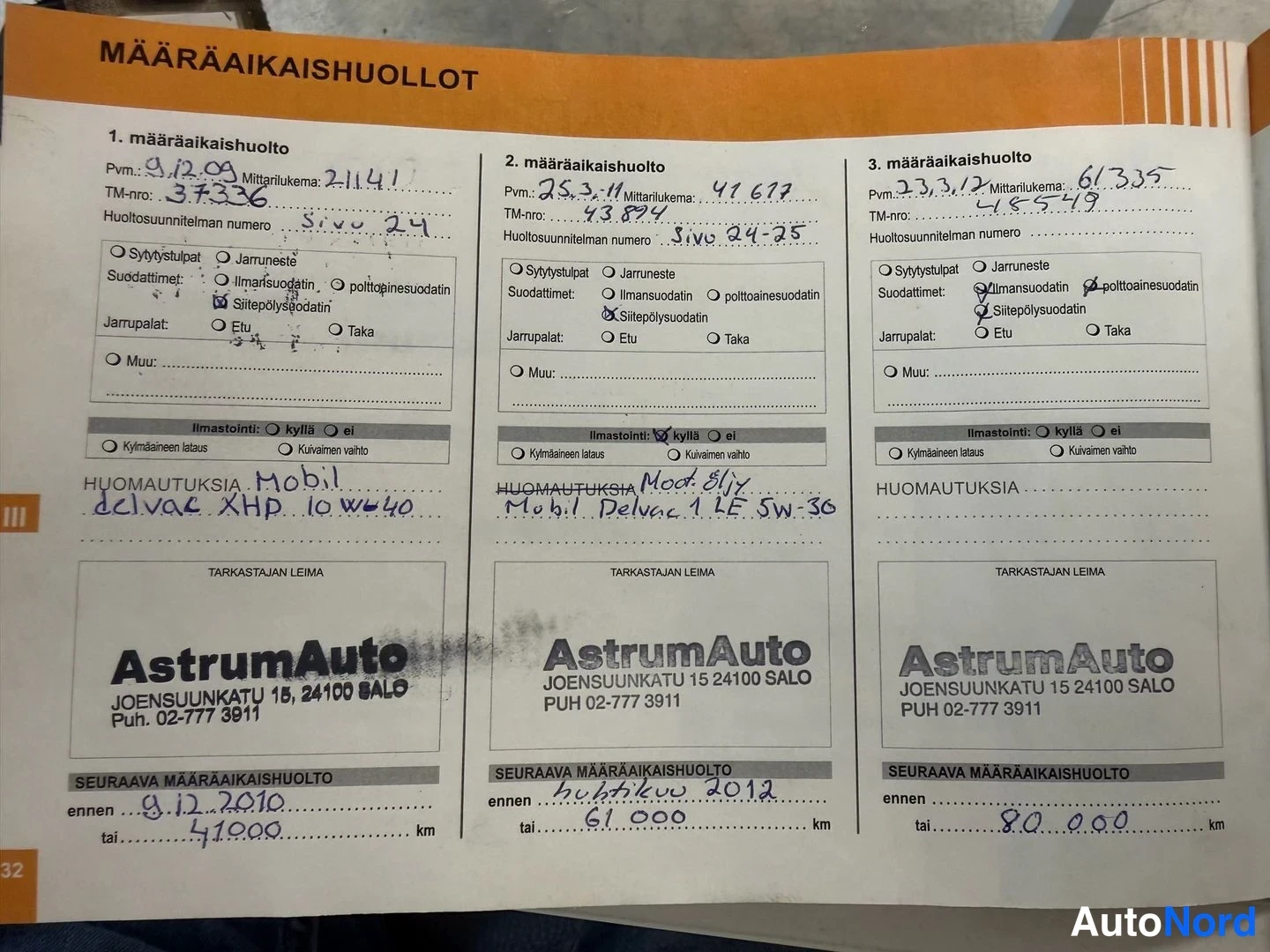 Muu: Huoltokirjan sivu otsikolla MÄÄRÄAIKAISHUOLLOT, jossa kolme täytettyä huoltoymerkkintää Astrum Auto -leimoilla.