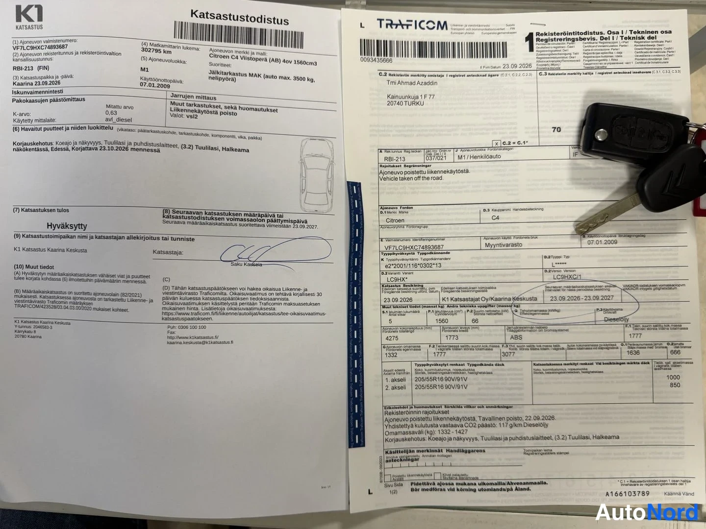 Asiakirja: Katsastustodistus ja TRAFICOM:n rekisteriote Citroën C4:stä, lukituspäällinen avaimia paperin päällä; katsastus hyväksytty, korjausviat näytöt, tuulilasi ja hal