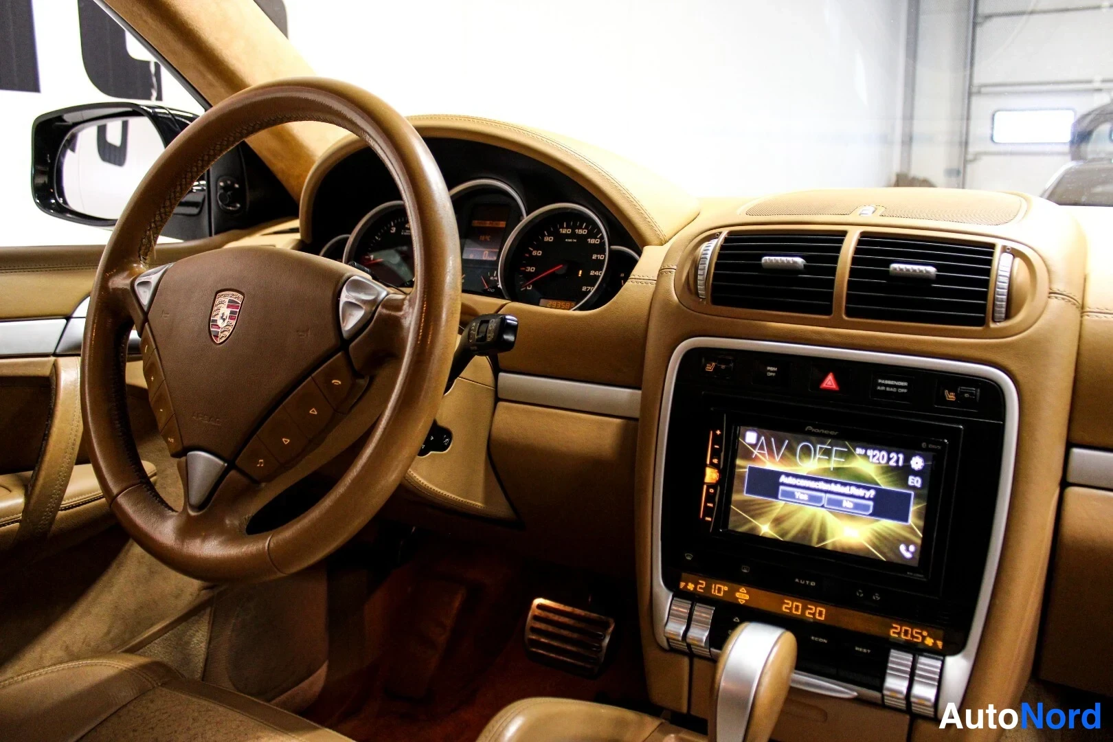 Muu: Ohjaamo vasemmalta: Porsche-ohjauspyörä, mittarit, beige sisusta, keskusnäyttö ja automaattivaihteen valitsin.
