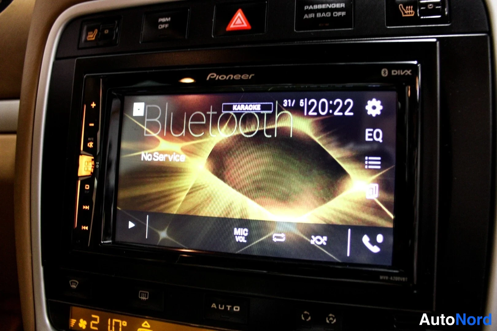 Yksityiskohta: Autojen keskikonsolin Pioneer-infonäyttö näyttää Bluetooth-valikon, kellonajan 20:22 ja No Service -tekstin.