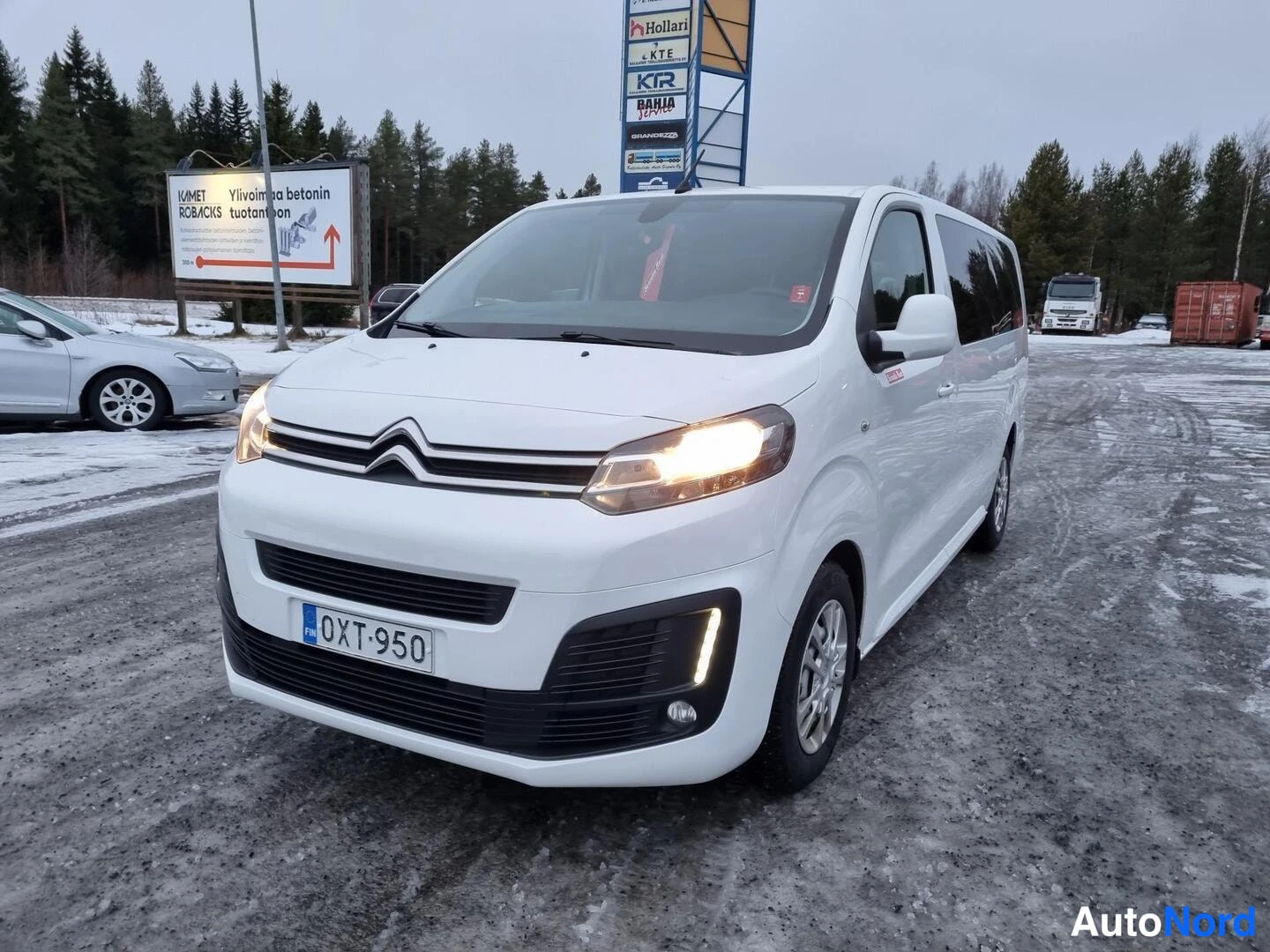 Etuviisto, nokka vasemmalle: Valkoinen Citroën -pakettiauto etukulmasta vasemmalta suoraan edestä kuvattuna, rekisterikilpi näkyvissä.