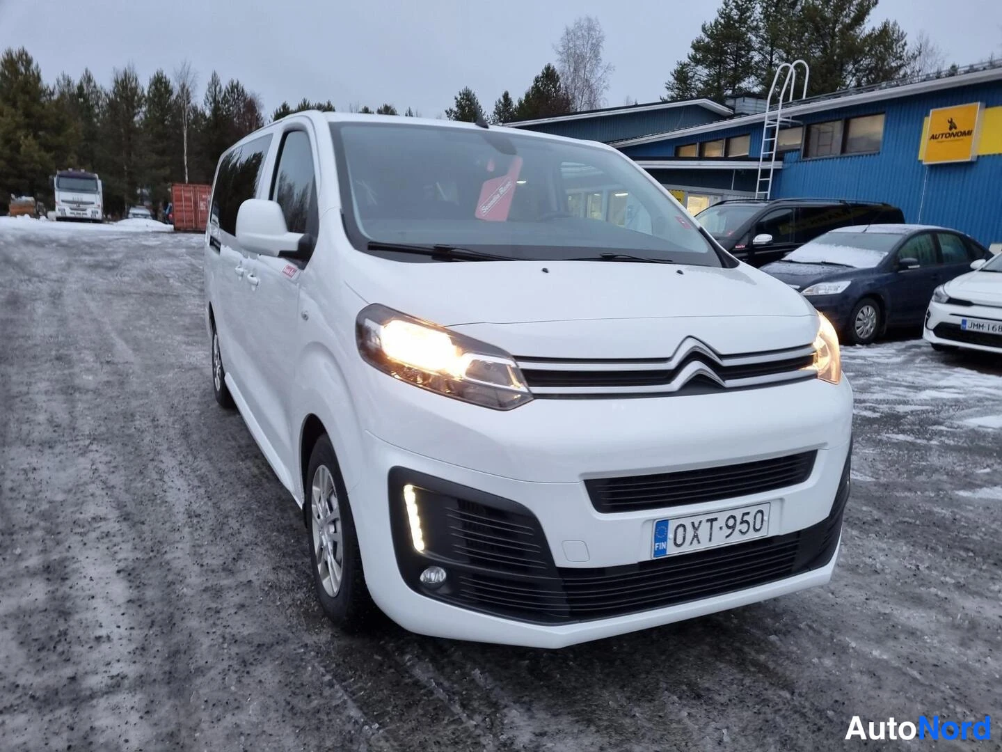 Etuviisto, nokka oikealle: Citroën Space Tourer -pakettiauto kolmannes etukulmasta, keulaa ja vasenta kylkeä, valkoinen koripinta ja rekisterikilpi.