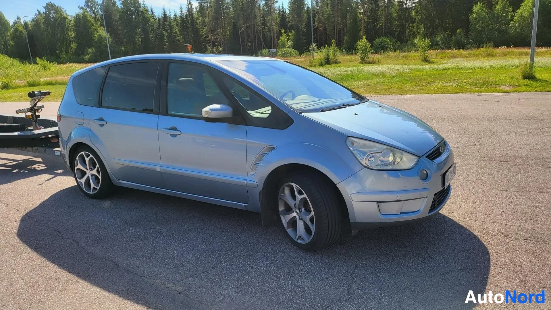 Etuviisto, nokka oikealle: Vaaleansininen Ford S-MAX suoraan etukulmasta, keula vasemmalla ja kylki ym.