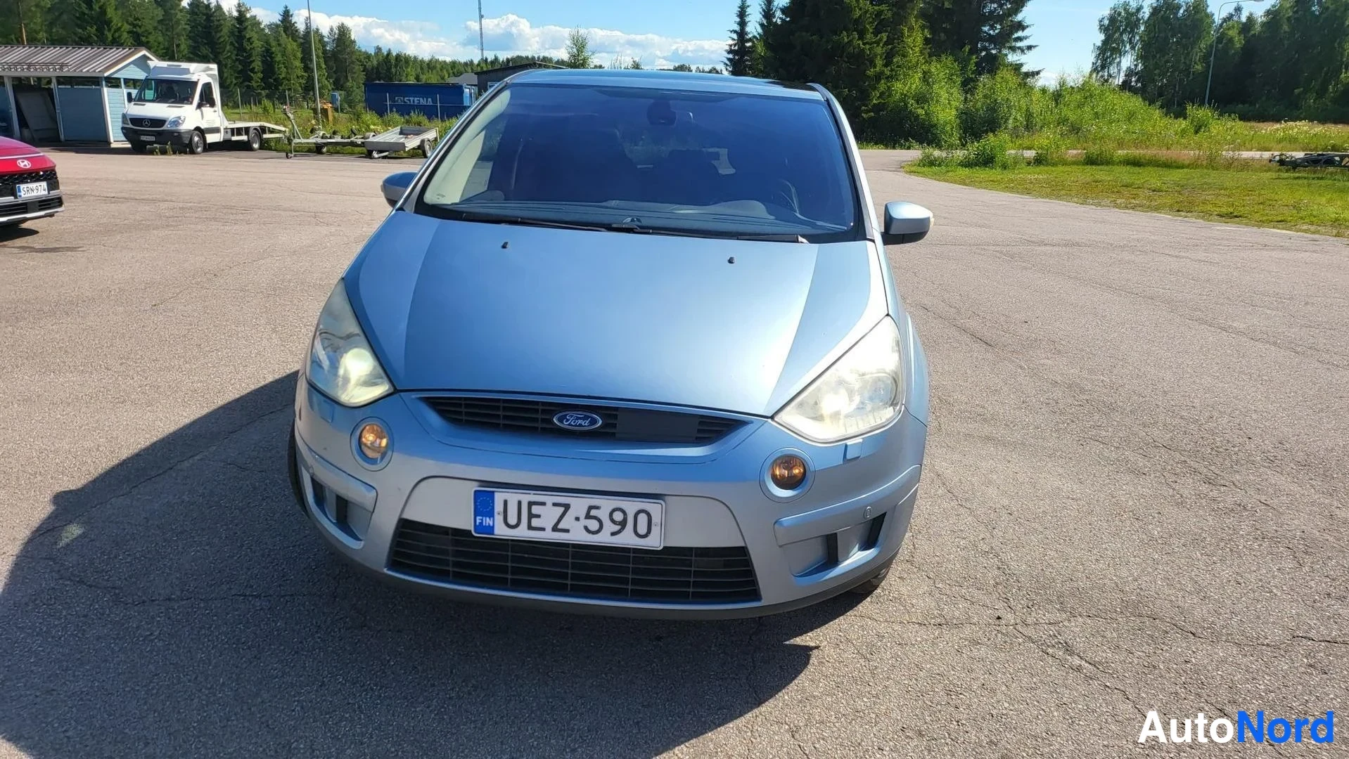 Edestä: Sininen Ford S-MAX suoraan edestä kuvattuna, rekisteritunnus.
