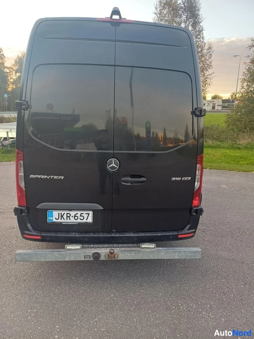 Takaa: Mustan Mercedes-Benz Sprinter 315 CDI:n takaosa, rekisteri, taakse kiinnitetty vetokoukkupalkki.
