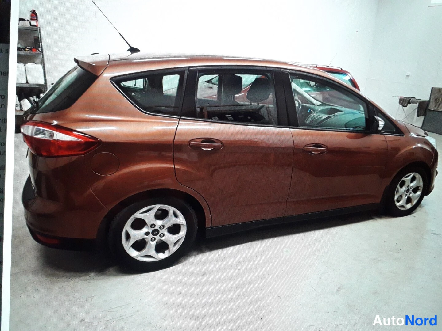 Takaviisto: Ruskea Ford C-Max kulmassa takaa vasemmalta.