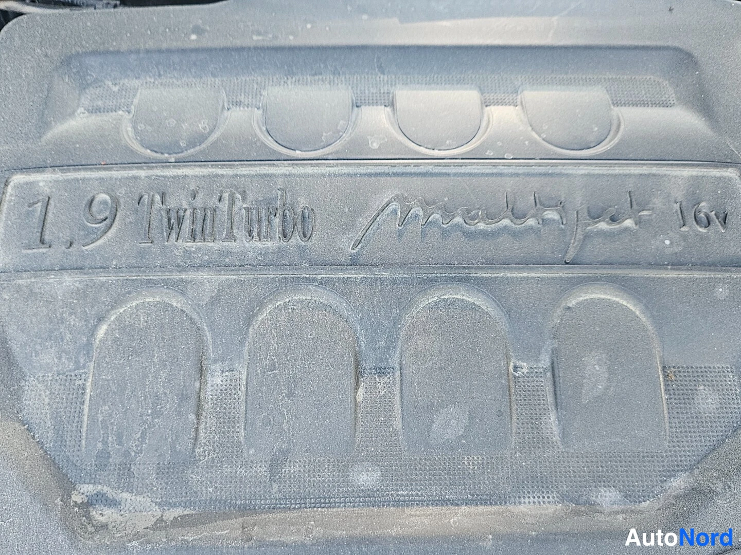 Muu: Moottorin suojamuvun kiimä takaa -merkitty '1.9 TwinTurbo multijet 16v', tavalla kämmeneltty pölyllä