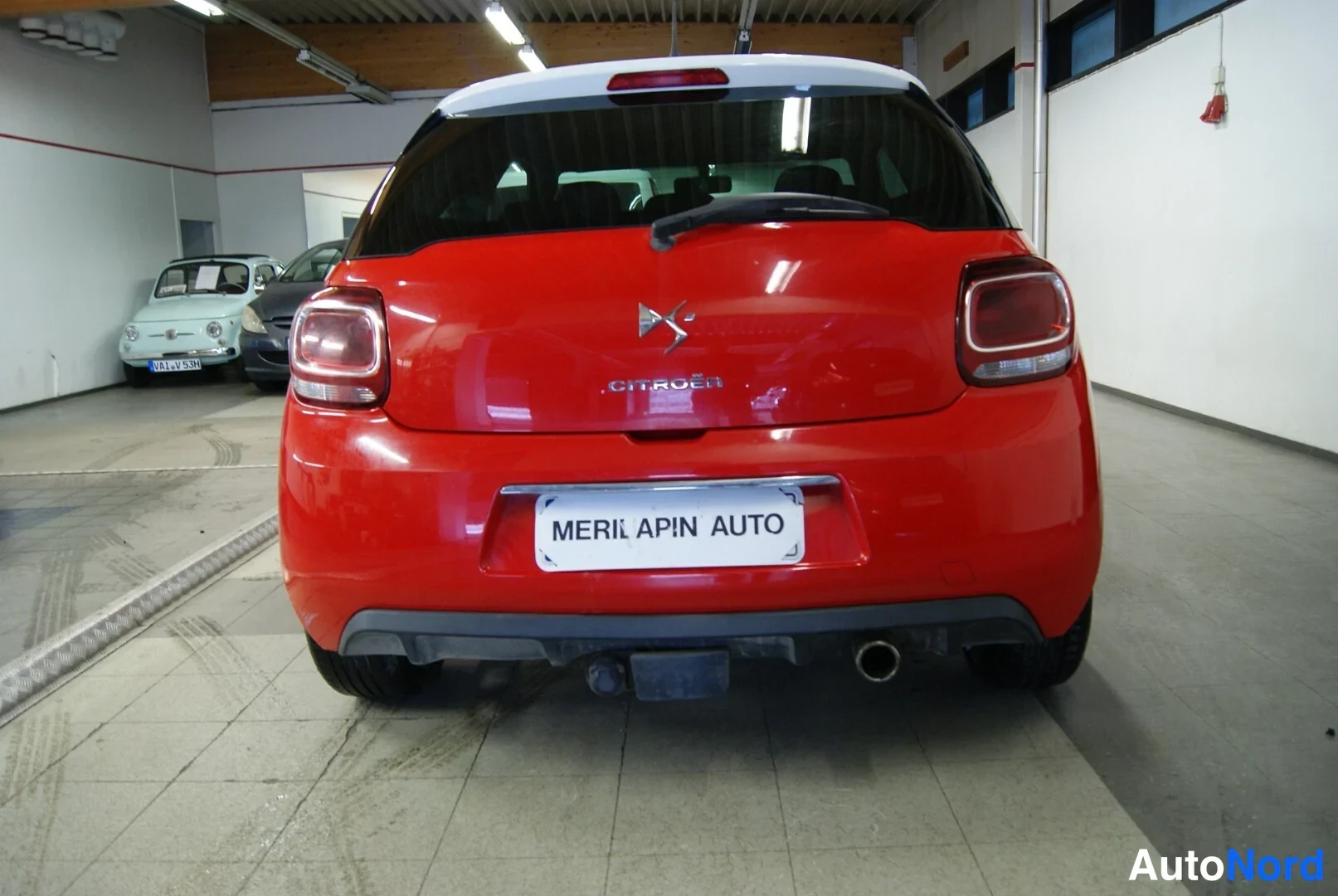 Takaa: Punaisen Citroënin perä kuvattuna suoraan takaa, valkoinen katto.