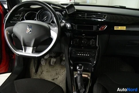 Muu: Citroënin ohjaamo: ohjauspyörä, kojelauta, vaihtokeppi ja polkimet näkyvät.