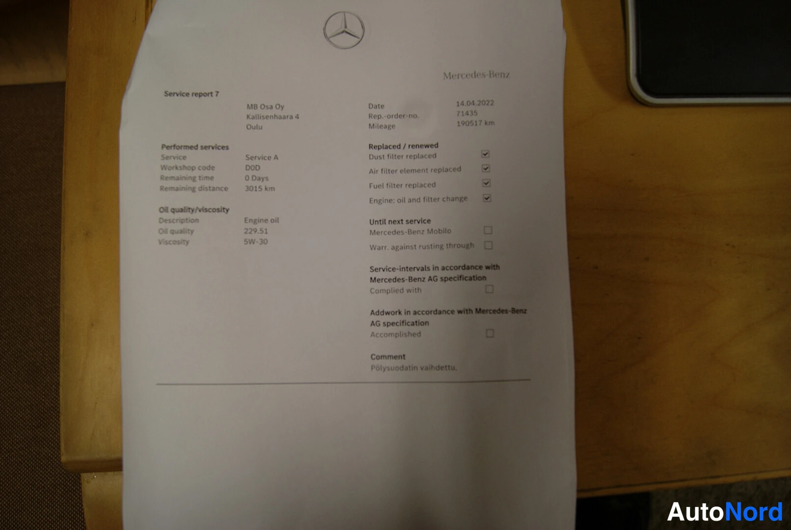 Asiakirja: Valokuva Mercedes-Benzin huoltoraportista: Service report 7, päiväys 14.04.2022, mittarilukema 190517 km; vaihdettu pölysuodatin, ilmansuodatin, polttoainesuoda