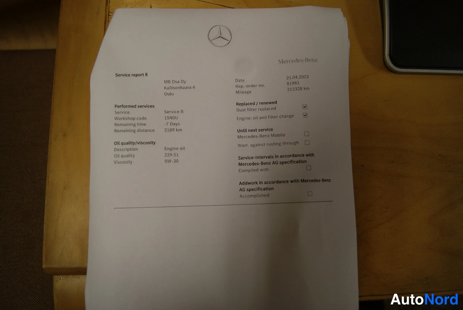 Asiakirja: Printattu Mercedes-Benzin huoltoraportti puupinnalla: Service report 8, päiväys 21.04.2023, mittarilukema 213 328 km, suoritettu Service B sekä öljy- ja suodati