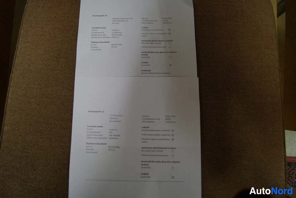 Muu: Kaksi tulostettua kuittausraporttia paperilla, tekstit osittain epätarkkoja tummassa valokuvassa.