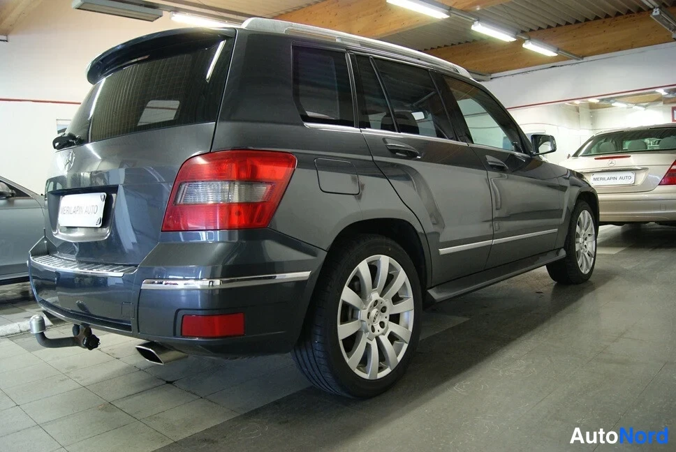 Takaviisto: Tummanharmaan Mercedes-Benz GLK:n taka-ja-kylki-näkemä, takaosa kuvan vasemmalla reunalla ja kylki näkyvissä.