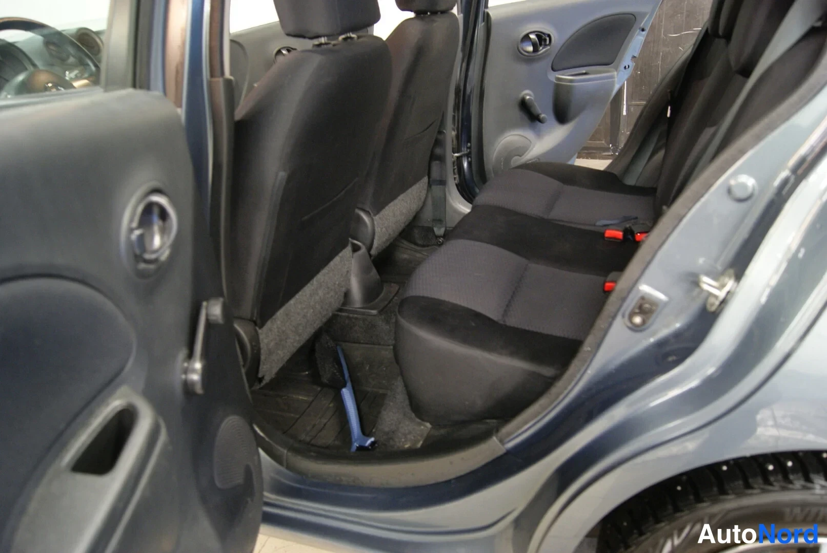 Muu: Nissan Micran takapenkki ja takaistuimet näkyvät avoimen tak oven kautta.