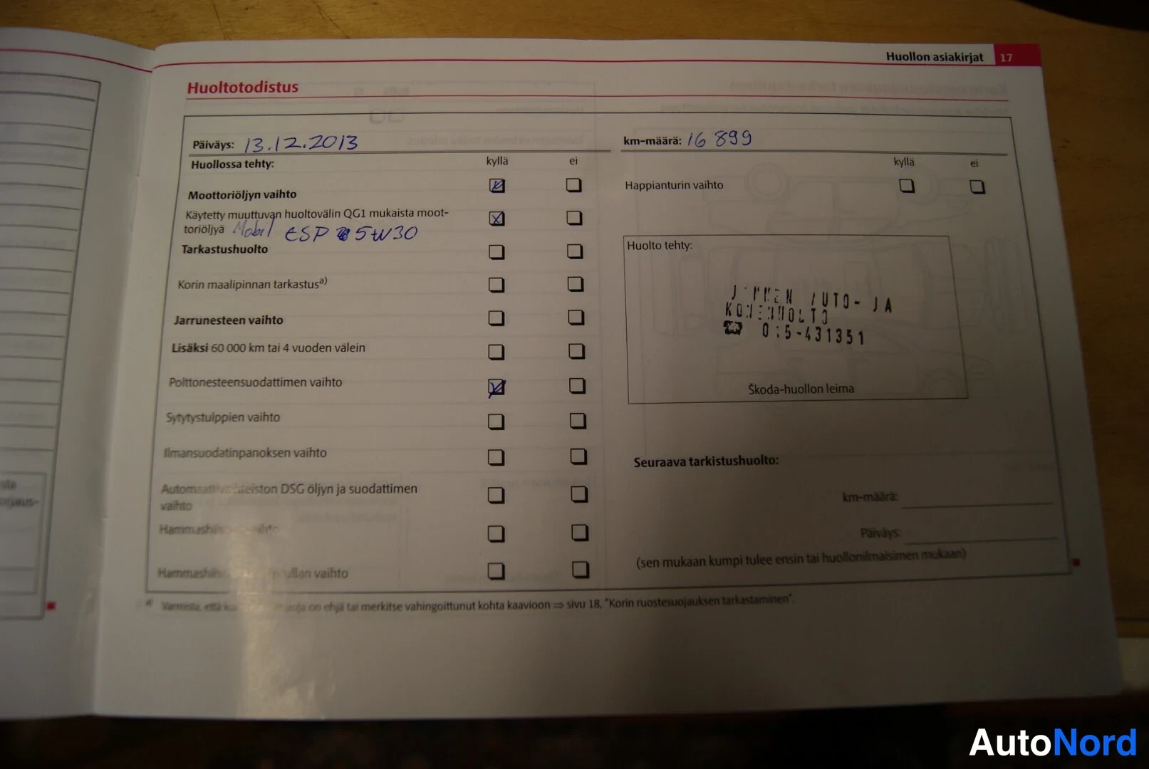 Asiakirja: Skoda-huoltokirjan huoltotodistus-sivu, täytetty käsin päiväyksellä 13.12.2013 ja km-määrällä 16 899.