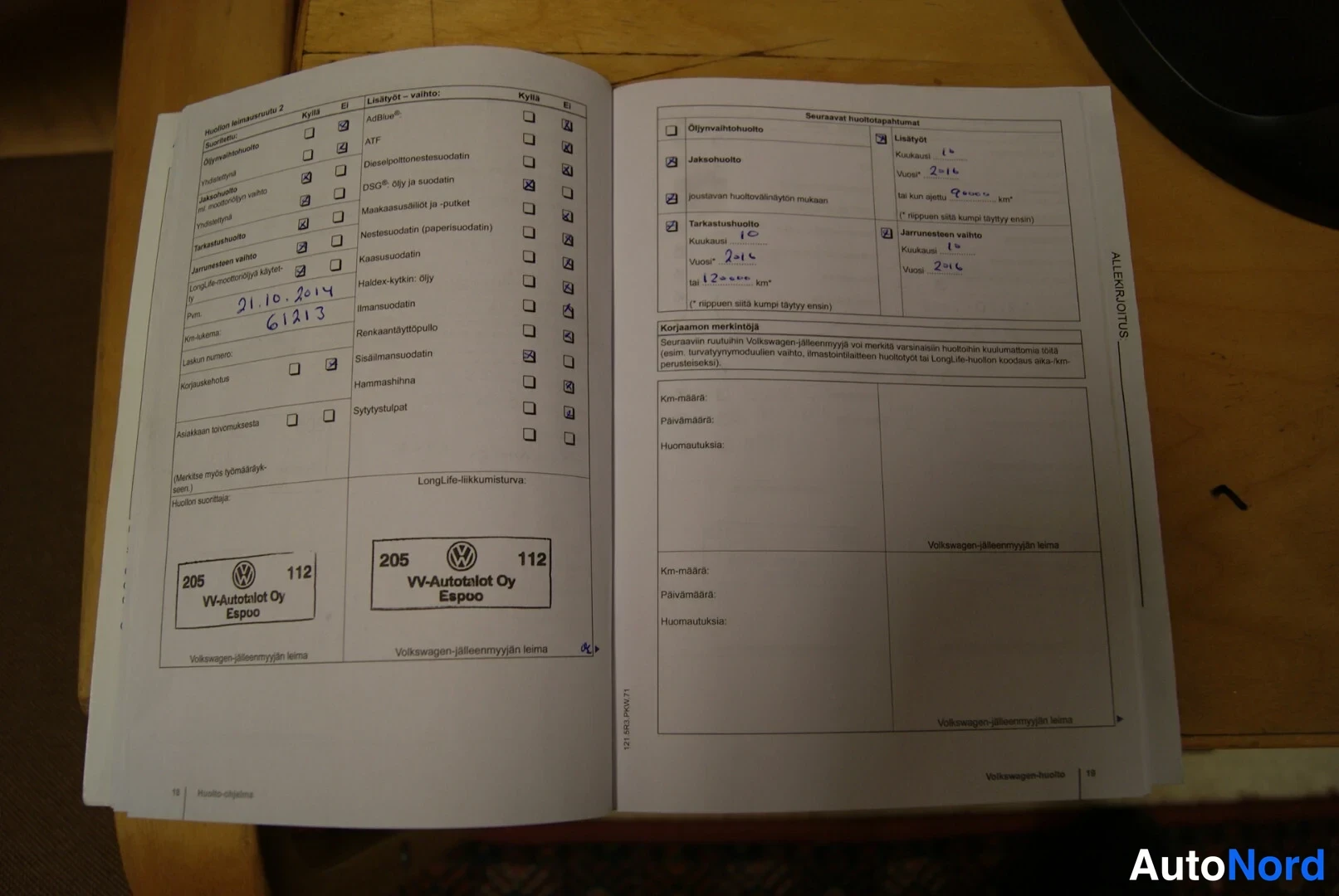 Asiakirja: Avoin huoltokirja. Vasemman sivun huollossa 21.10.2014 ja kilometrikuvaamassa 61213.