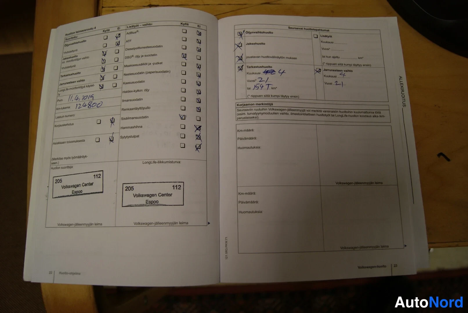 Asiakirja: Avoin huoltokirja. Vasemman sivun huollossa 11.4.2019 ja kilometrikuvaamassa 124800.