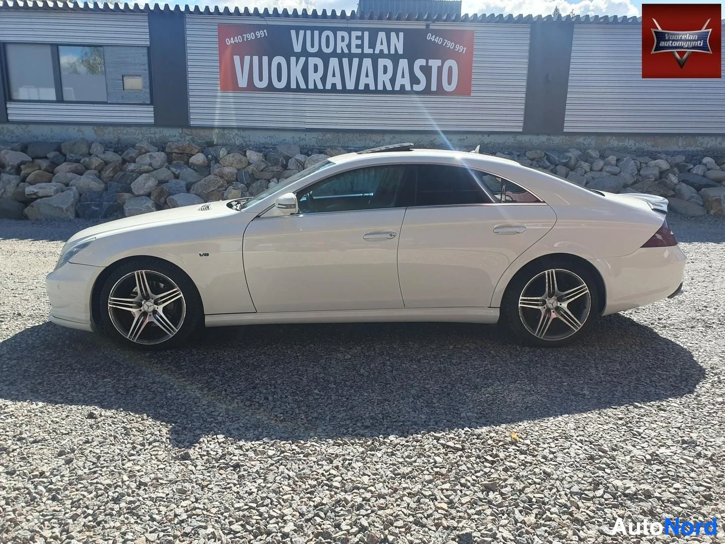 Sivulta: Valkoinen Mercedes-Benz CLS -coupé sivulta kuvattuna, kevytmetallivanteet näkyvissä.