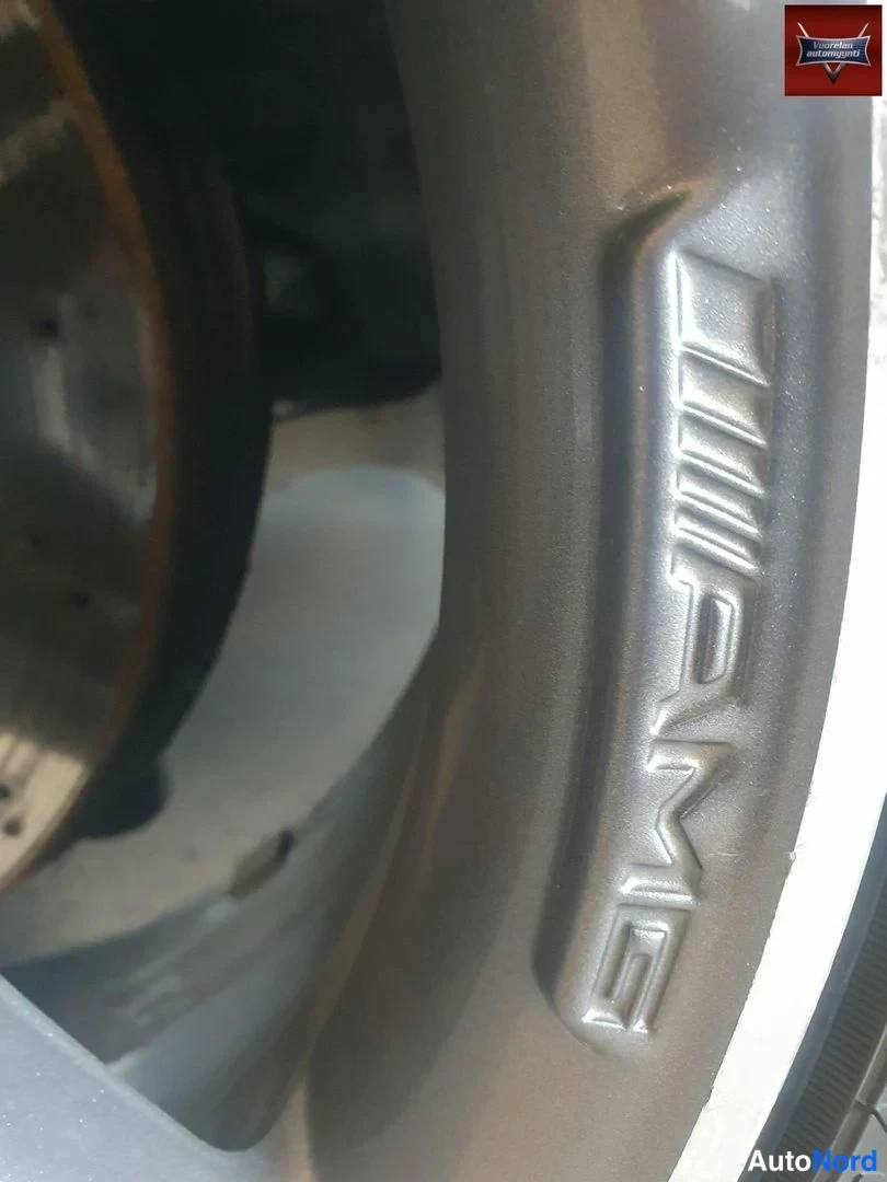 Muu: AMG-merkitty kevytmetallivanne (kuvattu läheltä).